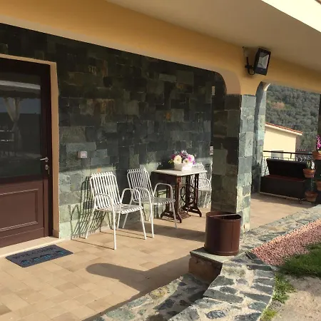 Дом отдыха Casa Ginni Con Piscina E Giardino Caravonica