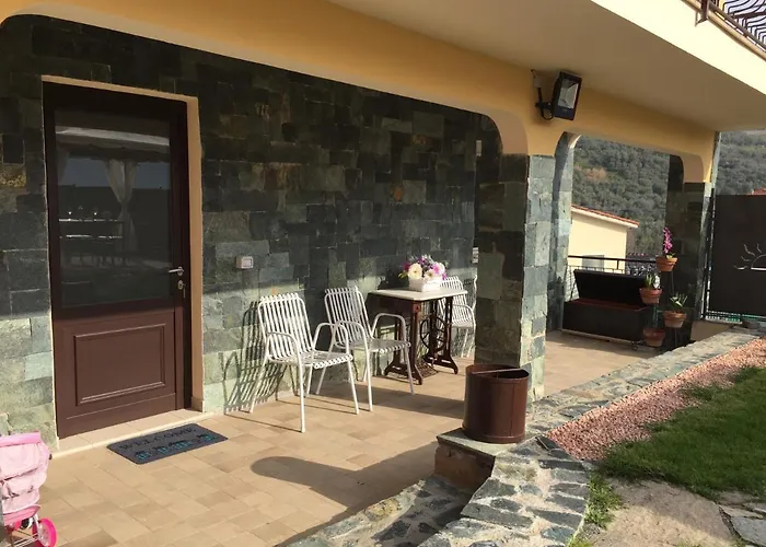 Vakantiehuis Casa Ginni Con Piscina E Giardino Caravonica